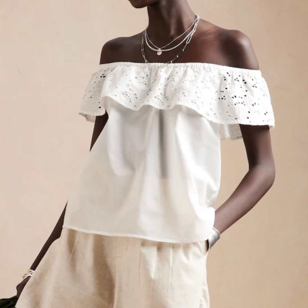 Off-shoulder ruffle neck. Sleeveless.
Straight hem.